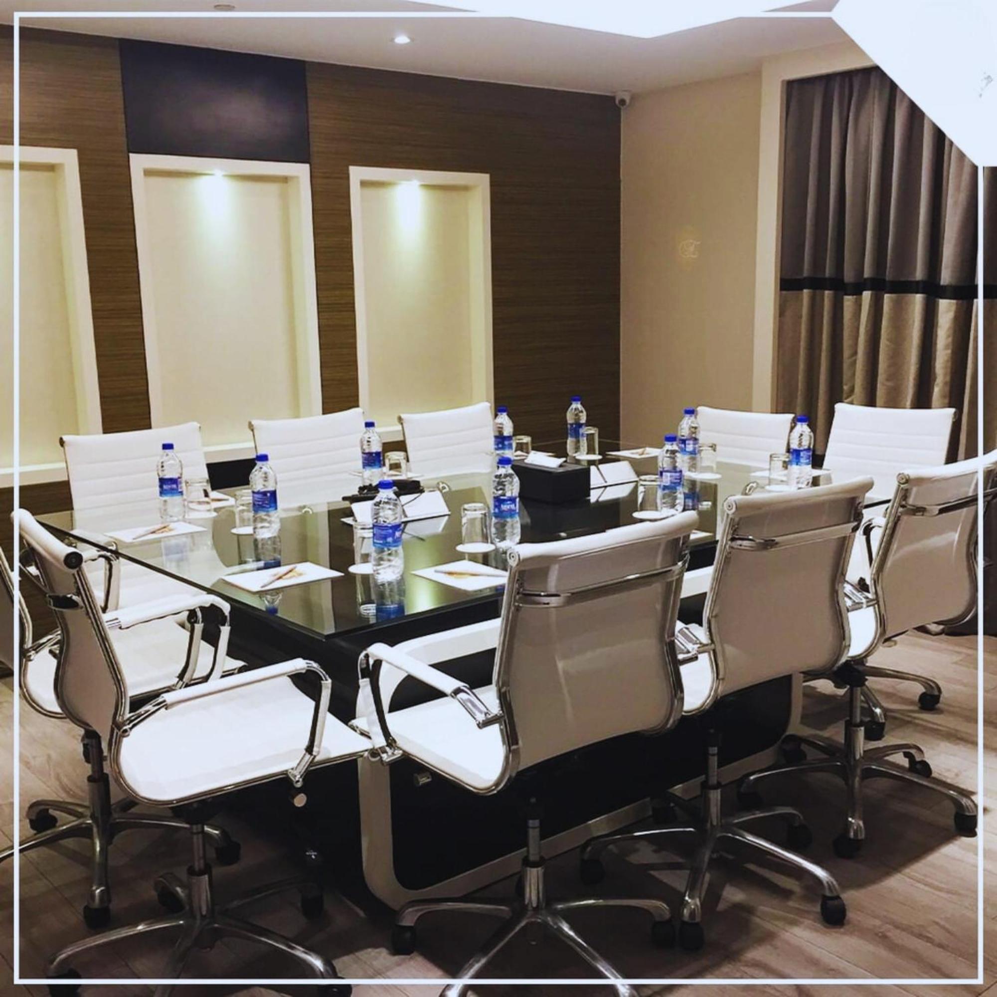 The Empresa Hotel Mumbai Bagian luar foto